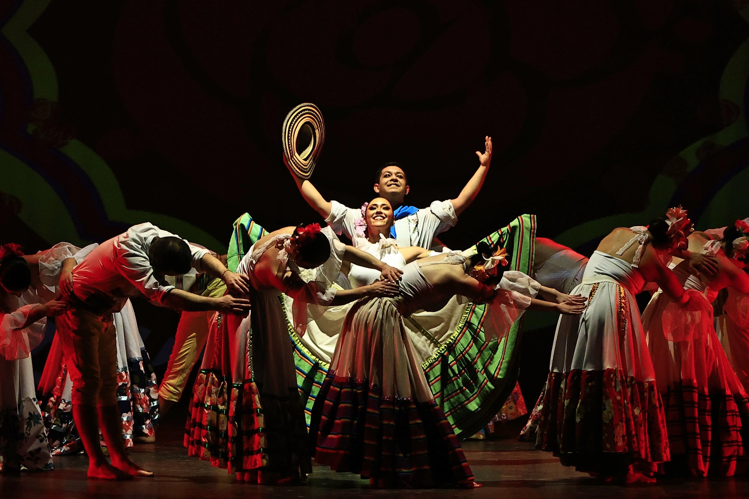 Bailarinas y bailarines del BAFCOR en distintos montajes escénicos celebrando los 20 años de trayectoria.